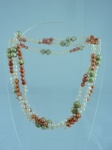 Semi-jóia - Colar de pérolas com cores e formatos e formas variáveis, medindo 136cm.