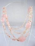 Semi-jóia - Colar em quartzo rosa e pérolas rosas, medindo 136cm.
