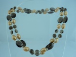 Semi-jóia - Colar de murano com pérolas em duas tonalidades e contas em vidro na cor fumê, medindo 80 cm.