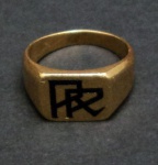 Anel de ouro com monograma "PR" na parte interna, datado de 2/4/36 . Peso total 5,9 g