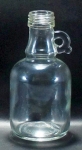 Antiga pequena garrafa, 14cm; vidro incolor moldado, gargalo rosqueado, tampo original ausente. Lateralmente, pega esférica, vazada. No fundo, as marcas "<I>in cavum</I>" no fabricante. Muito bem conservada; peça de coleção.