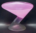 Taça contemporânea,11x14cm; vidro soprado moldado, lisa, elegante "<I>design</I>". Base e haste incolores; corpo na tonalidade rosa. Muito bem conservada.