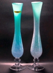 Par de "<I>solifleurs</I>", 28cm;  contemporâneos, copos em balaústre, em vidro "<I>ton-sur-ton</I>" de azul-turquesa, hastes e bases incolores. Excelente estado; ainda presente a etiqueta do fabricante.
