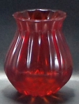 Vaso em balaústre,10cm, contemporâneo, vidro na tonalidade rubi, artesania no estilo Murano, corpo gomado verticalmente, bordas em movimento. Muito bem conservado.