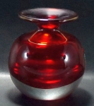 Pequeno vaso esférico 10x9cm; contemporâneo, grosso cristal moldado, fundo incolor fosqueado, corpo e borda na tonalidade granada. Artesania ao gosto de Murano. Muito bem conservado.