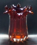 Pequeno vaso cilíndrico, 14xm; contemporâneo, em vidro "<I>ton-sur-ton</I>" de caramelo, inspirado no artesanato de Murano, corpo gomado verticalmente; nas margens, rico drapeado com recortes. Muito bem conservado.