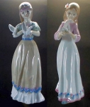 Duas estatuetas em porcelana, 21cm, figuras femininas, camponesas ao gosto europeu, porcelana policromada e esmaltada; sem marcas de manufatura, contemporâneas. Ambas portando pássaros nas mãos. Muito bem conservadas.