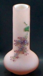"<I>Solifleur</I>", 8cm;  vidro opalinado e satinado, contemporâneo, na tonalidade salmão, ornamentado artesanalmente: ramalhete em policromia esmaltada. Muito bem conservado.