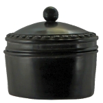 Caixa oval, 23x18x20cm, para chá, madeira patinada e ornamentada ao gosto oriental. Conservada.