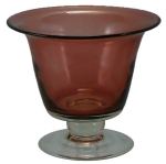 Vaso, manufatura contemporânea, 18x18cm; fino vidro moldado, base incolor, circular; corpo em forma de sino invertido, na tonalidade violeta. Muito bem conservado.
