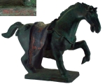 Escultura em bronze patinado, 38x60x23cm, representando cavalo Tang, bem conservada.