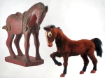 Dois cavalos decorativos: em madeira 26,5x28x10cm, e em couro,21x26x7cm.