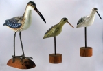 Três pássaros; o maior, 30cm. Madeira patinada e policromada; contemporâneos. Muito bem conservados.