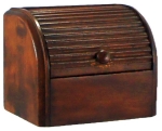 Caixa porta-jóias, 13,5x17x11cm, madeira torneada, tampo articulado, muito bem conservada.