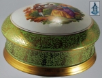 "<I>Bombonière</I>", 24x11cm, porcelana nacional Saller, decorada com cena galante, inspirada em pintura de Fragonard. Corpo em verde e dourado; muito bem conservada.
