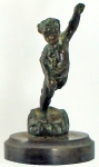 Sem assinatura. Estátua em "<I>petit-bronze</I>" patinado. 11cm. Figura de menino. Base circular em mármore. Muito bem conservada.