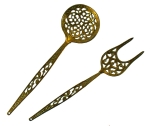 Talheres decorativos em bronze dourado, fenestrado: colher 35cm e garfo37cm. Muito bem conservados.
