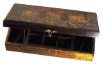 Caixa de toucador, retangular, 39x20x10cm; laca dourada, ornamentos ao gosto oriental. Conservada.