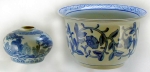 Vaso e "<I>bowl</I>"; o maior, 12x20cm; porcelana branca esmaltada, contemporâneos, decorados ao gosto oriental em tons de azul sobre branco. Íntegros; sem marcas visíveis de manufatura.