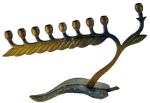 Castiçal; 12,5x21,5cm, bronze patinado, para 7 velas, peça ritualística Hebraica; base em forma de rama. Mínimos sinais de manuseio; íntegro.