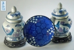 Par de potiches, 12cm, marcas da manufatura em ideogramas característicos; e pires azul. Porcelana ornamentada ao gosto oriental. Muito bem conservados.
