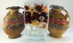 Par de vasos, cerâmica policromada; e vaso em vidro incolor repleto de conchas e contas em vidro colorido; a peça central, 26cm. Muito bem conservados.