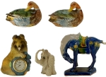 Cinco figuras de animais, diversas procedências, estilos e materiais; contemporâneas. A mais alta, 11cm. Bem conservadas.