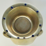 Par de "<I>bowls</I>", 6x23,5cm, contemporâneos, metal, margens ornamentadas: contas em tons de violeta. Bem conservados.