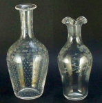 Dois antigos licoreiros, <B> <I> SEM TAMPAS</I></B>; o mais alto, 17cm; finíssimo vidro incolor, decorados, íntegros.