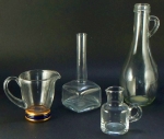 Cremeira, "<I>solifleur</I>", jarra e garrafa sem tampo; a maior, 23cm; contemporâneos, vidro incolor, diversas manufaturas, íntegras.