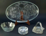 "<I> Bowl</I>", cinzeiro, cesta (mínimo bicado); e bandeja (a maior: 3x22x33cm). Vidro incolor; contemporâneos.