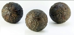 Três esferas, 9,5cm, madeira decorada: relevos vegetalistas. Bem conservadas.