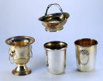 Metal espessurado à prata: urna com alças (a maior, 8x7cm), cesta e 2 copos. Diversas manufaturas e procedências. Bem conservados.