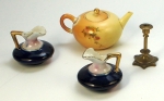 Louça miniatura para casa de boneca: par de jarras, castiçal e chaleira; a maior: 6 cm. Muito bem conservados.