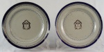 Par de pratos em porcelana Cia. das Indias,cerca 1800, monogramado, serviço da família Street de Carvalho, decorado em azul cobalto e ouro (fio de cabelo e pequenos bicados) med. 25 cm de diam.