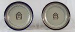Par de pratos de sobremesa em porcelana Cia. das Indias, cerca 1800, monogramado, serviço da família Street de Carvalho, decorado em azul cobalto e ouro ( pequenos bicados) med. 19,5 cm de diam.