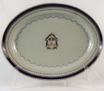 Travessa oval  em porcelana Cia. das Indias, cerca 1800, monogramado, serviço da família Street de Carvalho, decorado em azul cobalto e ouro (perfeito estado) med. 24,5 x 32,5 cm