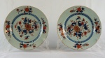 Par de pratos em porcelana Cia. das Indias, decoração IMARI, nas cores azul cobalto, rouge de fer e ouro(pefeito estado) med. 23 cm de diam. Seculo XVIII.