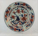Prato em porcelana Cia. das Indias, decoração IMARI, nas cores azul cobalto, rouge de fer e ouro(bom estado) med. 28 cm de diam. Século XVIII.
