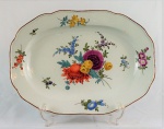 Travessa em porcelana alemã Meissen, decoração floral em rica policromia, med. 27,5 x 38 cm