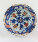 Prato em porcelana Cia. das Indias,  decoração IMARI, rica policromia azul cobalto, rouge de fer e ouro, med. 22 cm de diam. Século XVIII.
