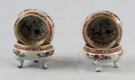 Dois pares de saleiros em porcelana Cia. das Indias, Serviço Imperial, "serviço dos pavões",  med. 8 cm de diam. Século XVIII.