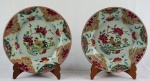 Par de pratos em porcelana Cia. das Indias, "Serviço Família Rosa", ricamente policromados,  med. 22 cm de diam. Século XVIII.