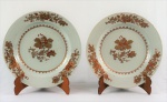 Par de pratos em porcelana Cia. das Índias, med. 23 cm de diâm. (bicados nas bordas)
