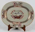 Travessa oval  em porcelana Cia. das Índias, "serviço Descobrimento das Indias", med. 30 x 24 cm. Século XVIII.