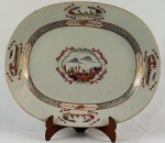 Travessa oval  em porcelana Cia. das Índias, "serviço Descobrimento das Indias", med. 34 x 28 cm. Século XVIII.