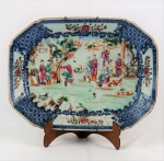 Travessa oitavada em porcelana Cia. das Indias, ricamente policromado com cena do cotidiano, med. 30 x 23 cm (fio de cabelo). Século XVIII.