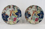 Par de pratos em porcelana Cia. das Indias, "serviço Folha de Tabaco", med. 23 cm de diam. (fio de cabelo e peq. bicados). Século XVIII.