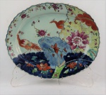Travessa oval em porcelana Cia. das Indias, "serviço Folha de Tabaco", med. 25 x 30 cm (desgaste na pintura). Século XVIII.