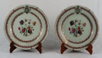 Par de pratos em porcelana Cia. das Indias, brasonado e ricamente policromado, med. 22 cm de diâm. Século XVIII.